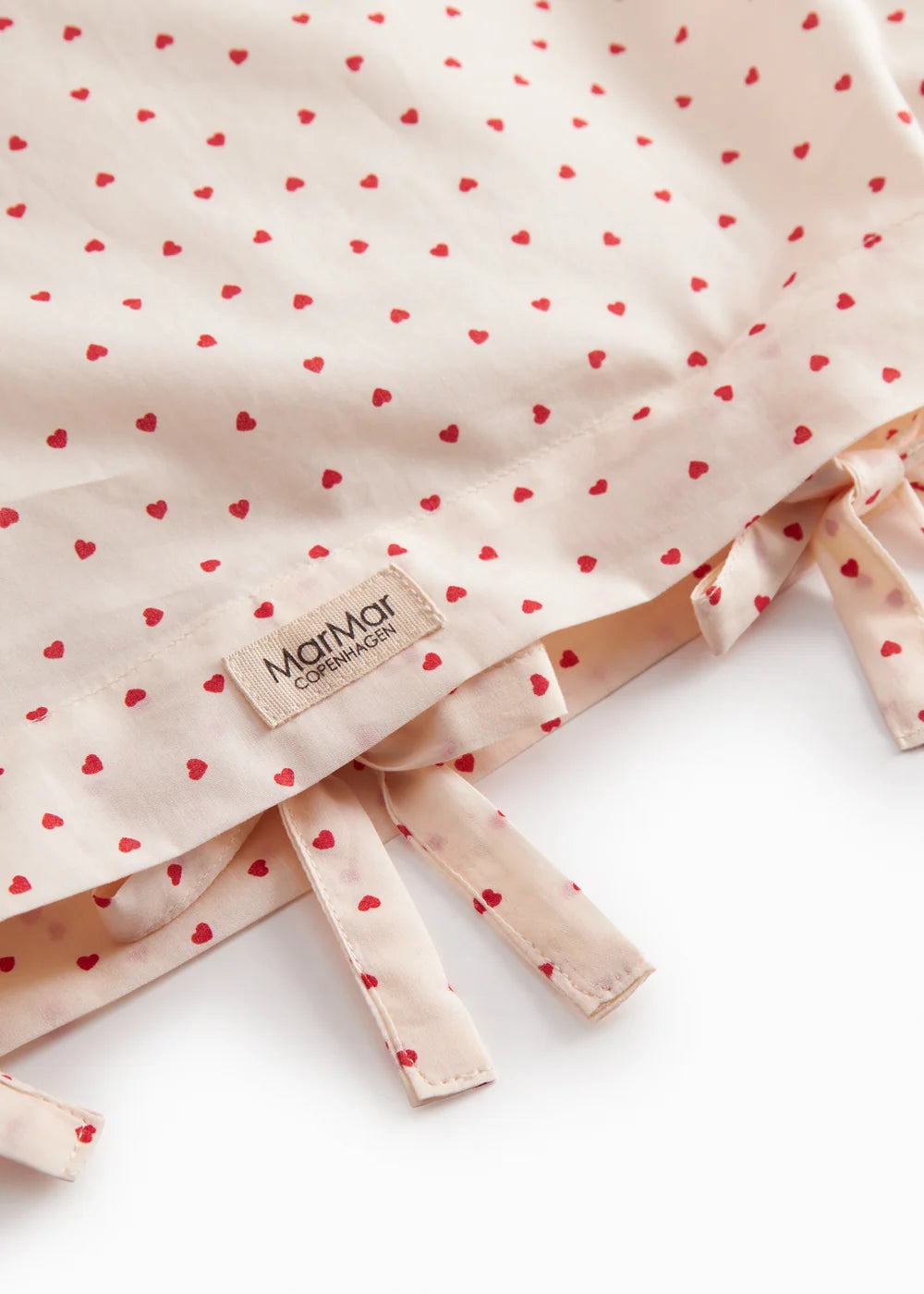 Bed Linen – Scallop Junior Happy Hearts – Bio-Baumwolle – Junior-Bettwäsche mit Wellenkante – 100 × 140 cm – MarMar Copenhagen