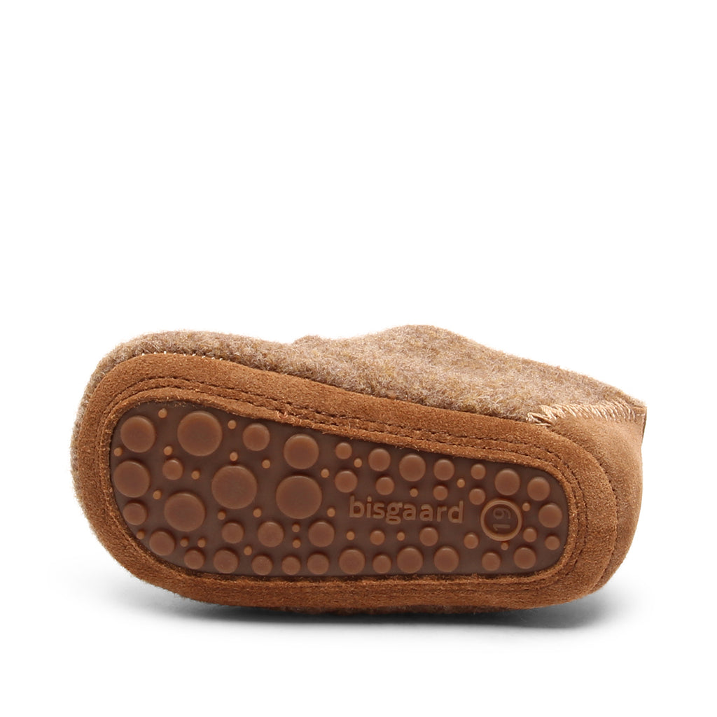 Baby Wool Camel – Chaussons bébé en laine – Bisgaard : dessous du chausson avec semelle visible.