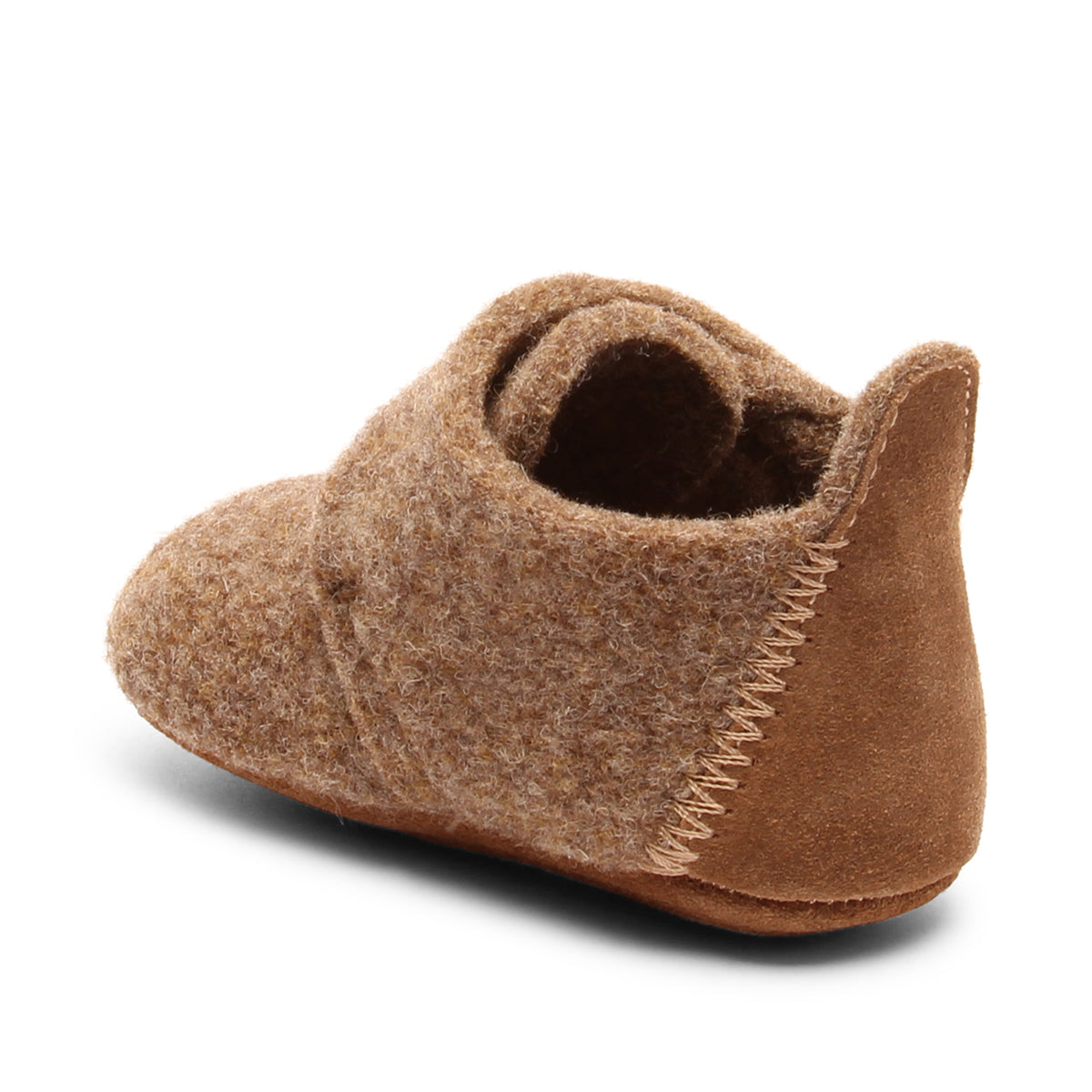 Baby Wool Camel – Chaussons bébé en laine – Bisgaard : chausson vu de trois-quarts arrière.