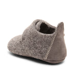 Baby Wool Grey – Chaussons bébé en laine – Bisgaard : chausson vu de trois-quarts arrière.