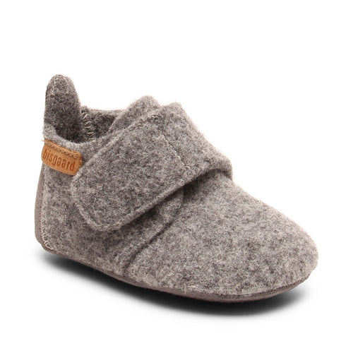 Baby Wool Grey – Babyhausschuhe aus Wolle – Bisgaard: Schühchen schräg von vorne mit Klettverschluss.