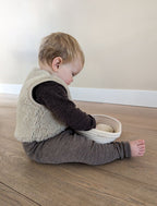 Babyweste Lulu Light Sand Brown – 100 % Wolle – Alwero