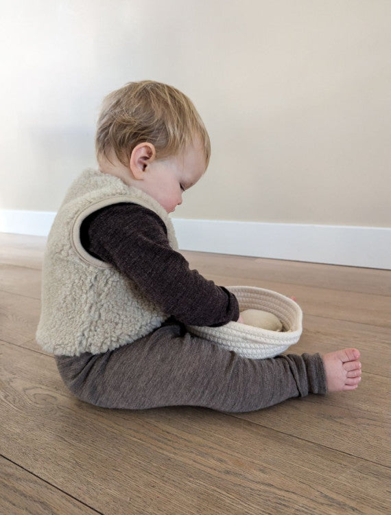 Babyweste Lulu Light Sand Brown – 100 % Wolle – Alwero