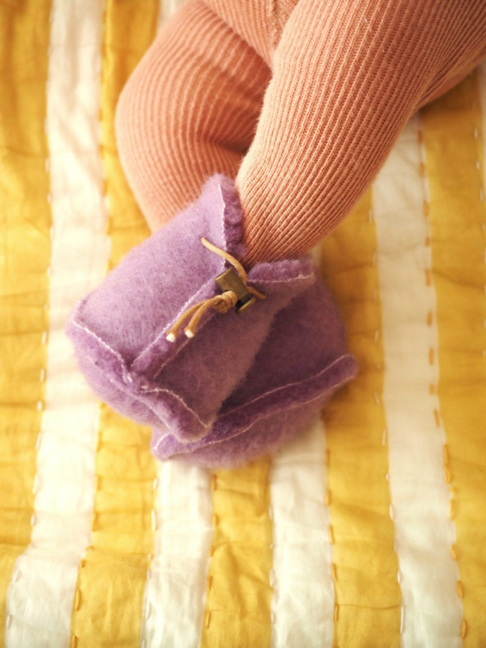 Emo Babyslofjes Lilly – Chaussons pour bébé en laine – Violet – 100 % laine – Alwero