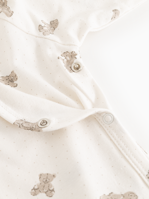 Romper Rulo – Teddybears – MarMar Copenhagen: detail of the wrap closure and teddy bear print of the romper.