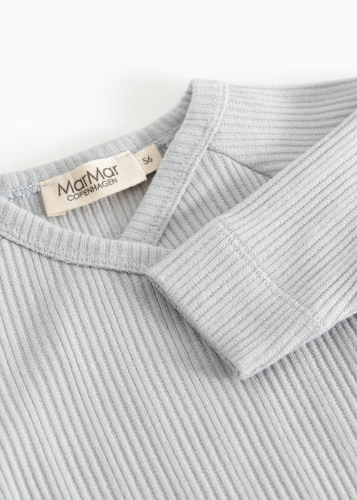 Boxpakje Rulo – Blue Haze – MarMar Copenhagen: detail of the neckline and sleeve of the ribbed romper.