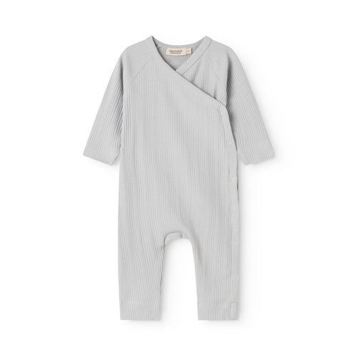 Boxpakje Rulo – Blue Haze – MarMar Copenhagen: light blue ribbed romper with wrap closure, front view.