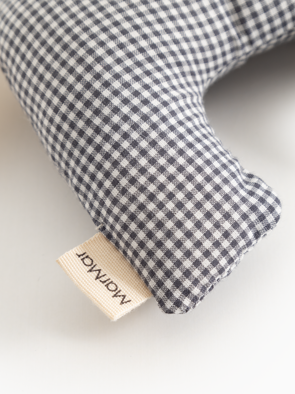 Knuffelrammelaar Little Horse - Biologisch katoen - Blue Check - MarMar Copenhagen - productfoto - afbeelding 4