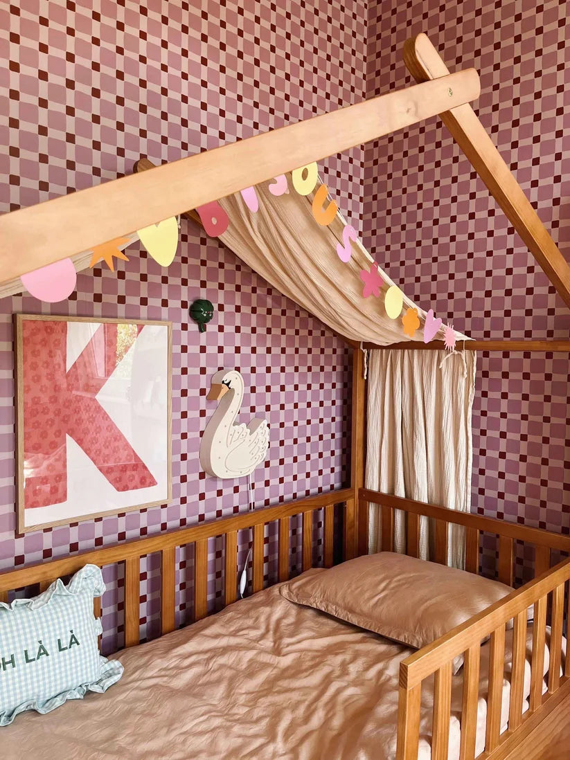 Geblokt Quilt Roze – Handgetekend roze ruitbehang van duurzaam vliesbehang – Atelier Chien