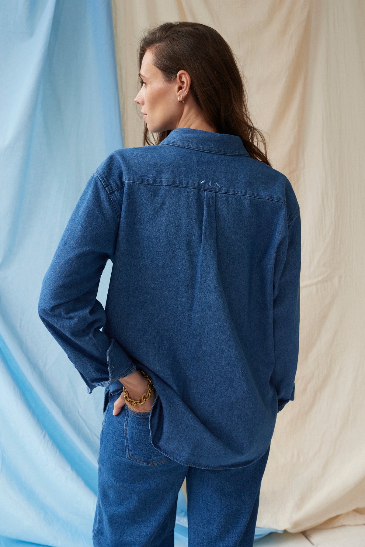 The Shirt Dark Denim – Oversized maternity blouse – 100% cotton – Hidden zippers – Atelier Melon