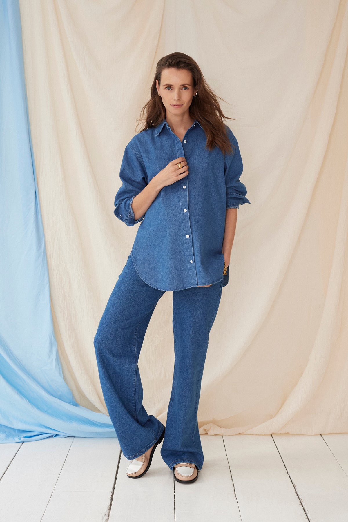 The Shirt Dark Denim – Oversized maternity blouse – 100% cotton – Hidden zippers – Atelier Melon