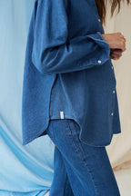 The Shirt Dark Denim – Oversized Umstandsbluse – 100% Baumwolle – Verdeckte Reißverschlüsse – Atelier Melon