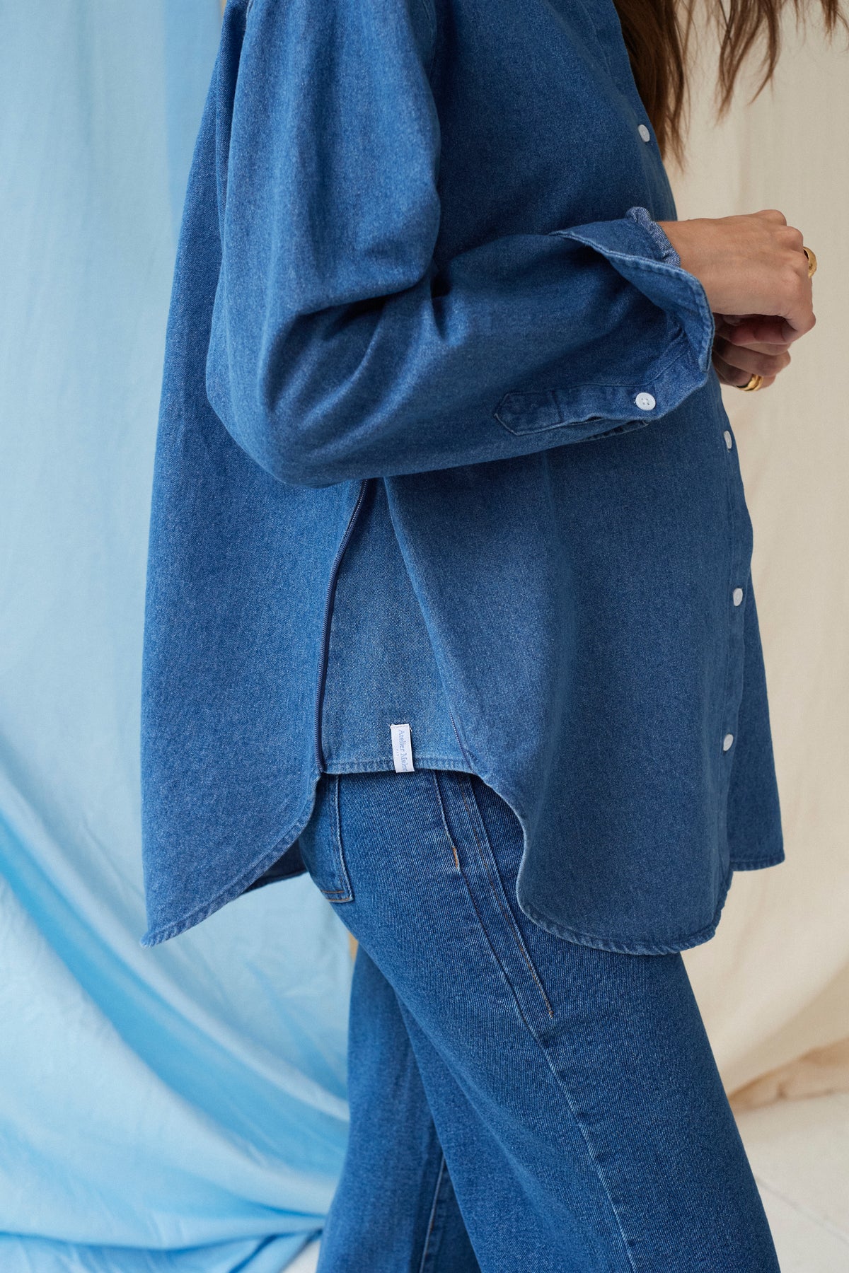 The Shirt Dark Denim – Oversized maternity blouse – 100% cotton – Hidden zippers – Atelier Melon