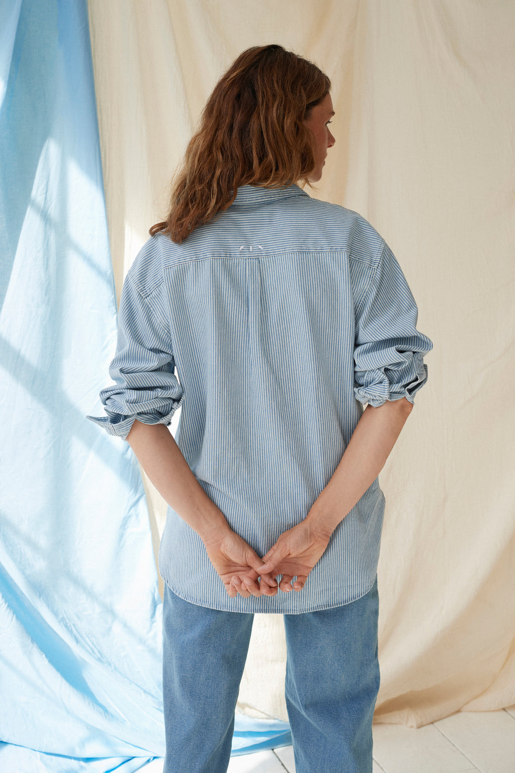 The Shirt Stripe Denim – Striped oversized maternity blouse – 100% cotton – Hidden zippers – Atelier Melon