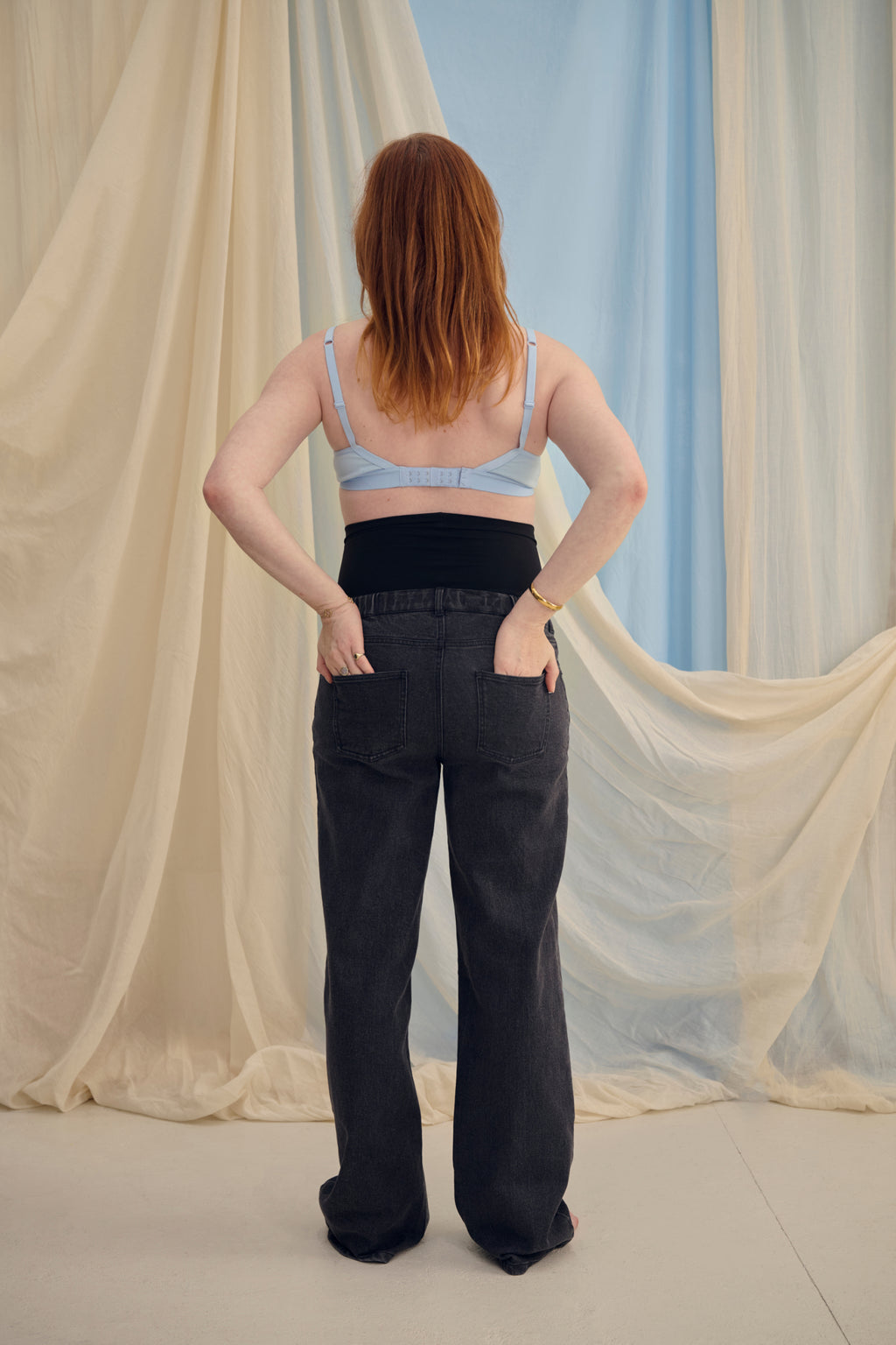 The Wide Jeans Black – Black wide-leg maternity jeans – Adjustable belly band – Atelier Melon