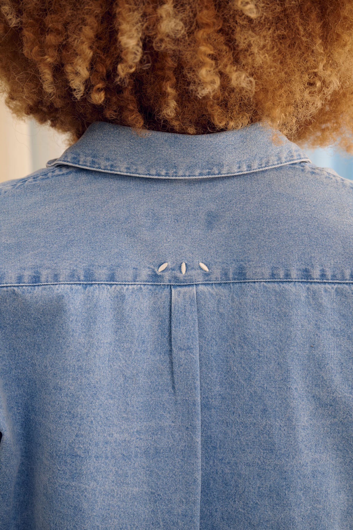 The Shirt Light Denim – Oversized Maternity Blouse – 100% Cotton – Hidden Zippers – Atelier Melon
