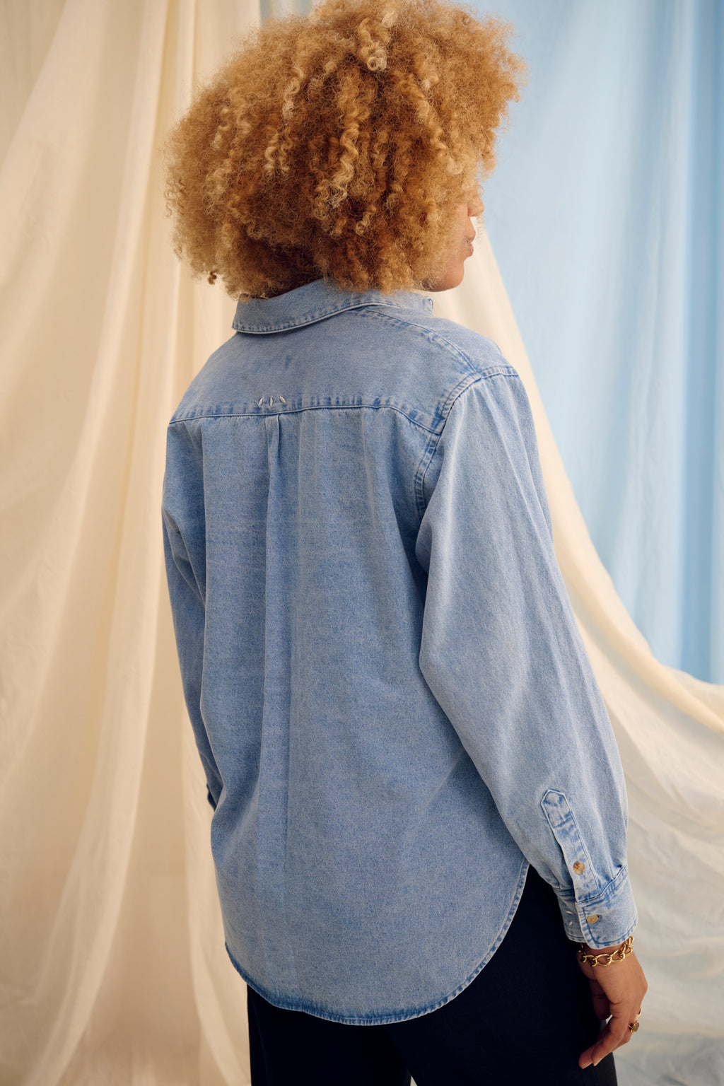 The Shirt Light Denim – Chemise de grossesse oversize – 100 % coton – Zips invisibles – Atelier Melon