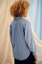 The Shirt Light Denim – Chemise de grossesse oversize – 100 % coton – Zips invisibles – Atelier Melon
