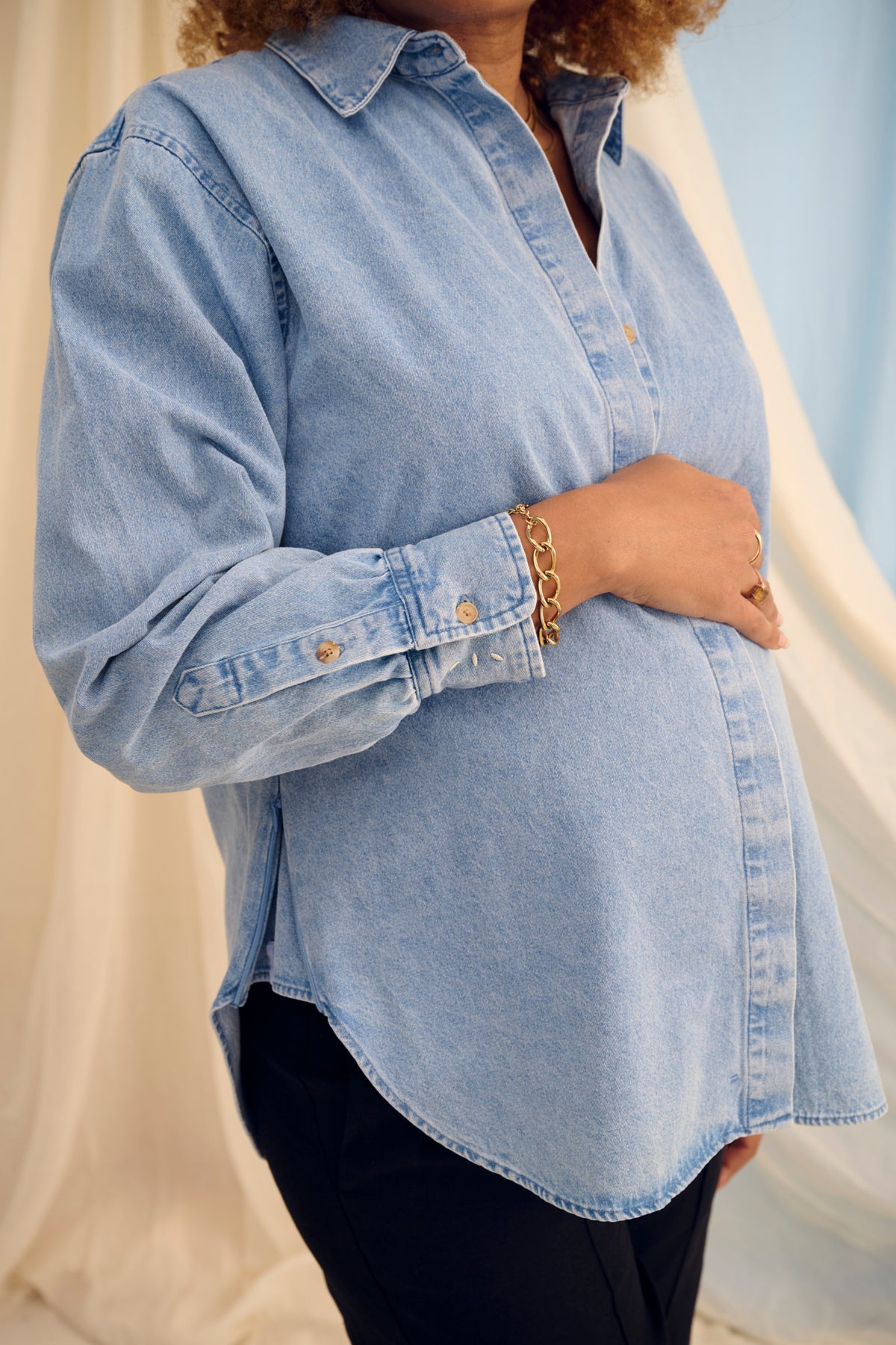The Shirt Light Denim – Oversized Maternity Blouse – 100% Cotton – Hidden Zippers – Atelier Melon