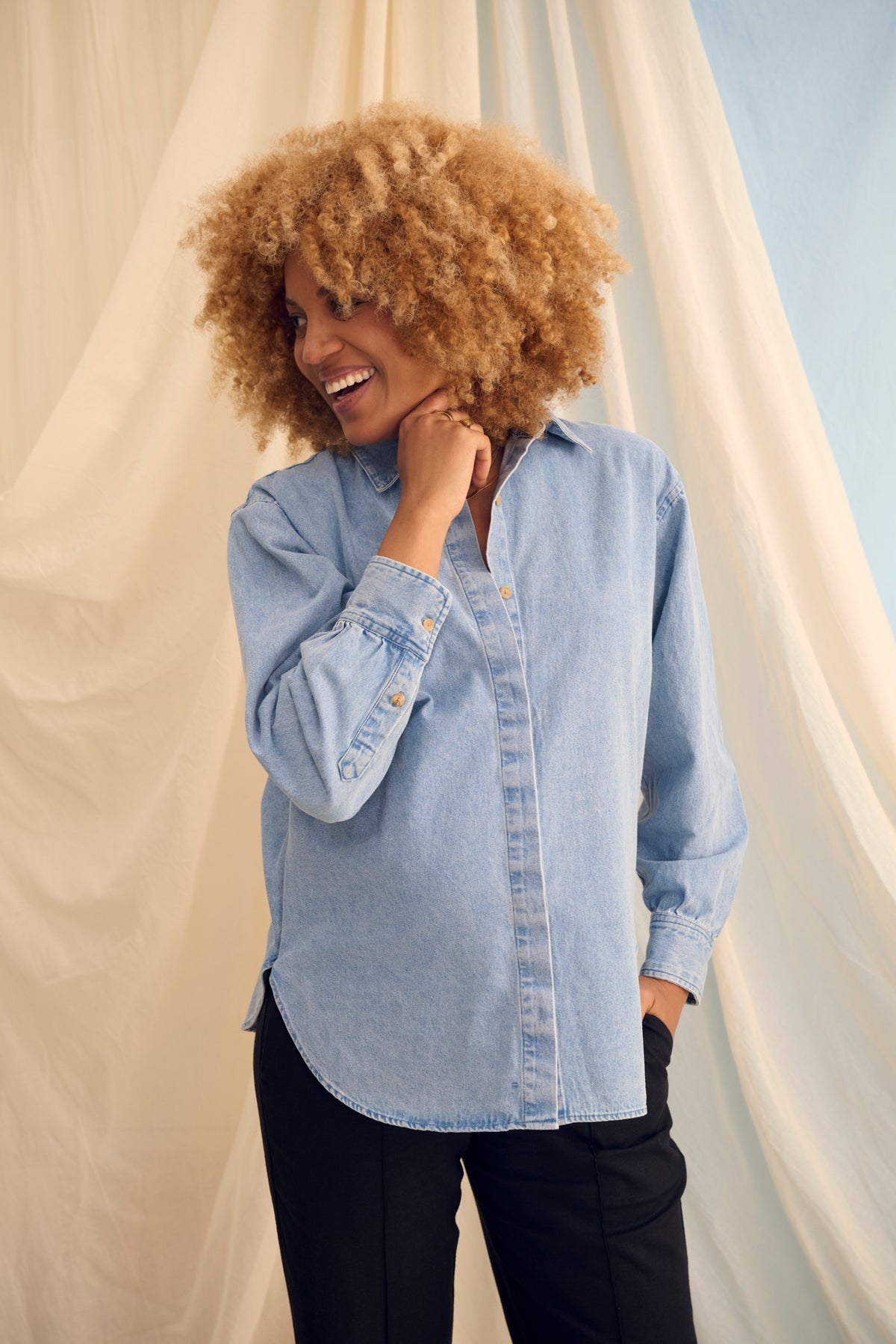 The Shirt Light Denim – Oversized Maternity Blouse – 100% Cotton – Hidden Zippers – Atelier Melon