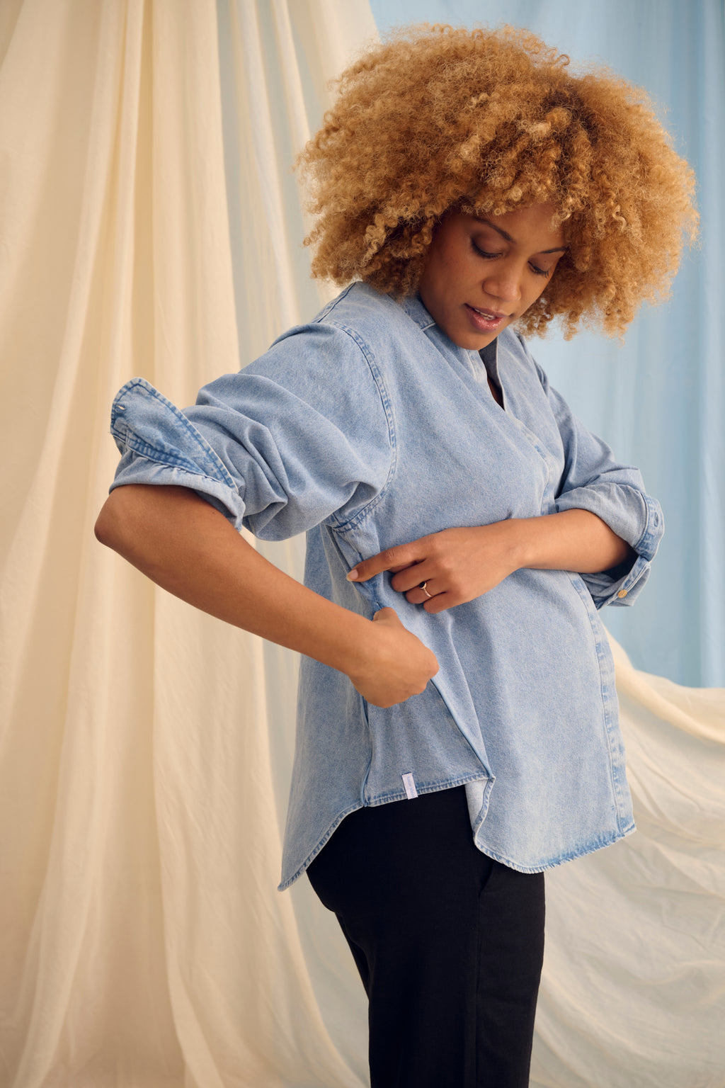 The Shirt Light Denim – Chemise de grossesse oversize – 100 % coton – Zips invisibles – Atelier Melon