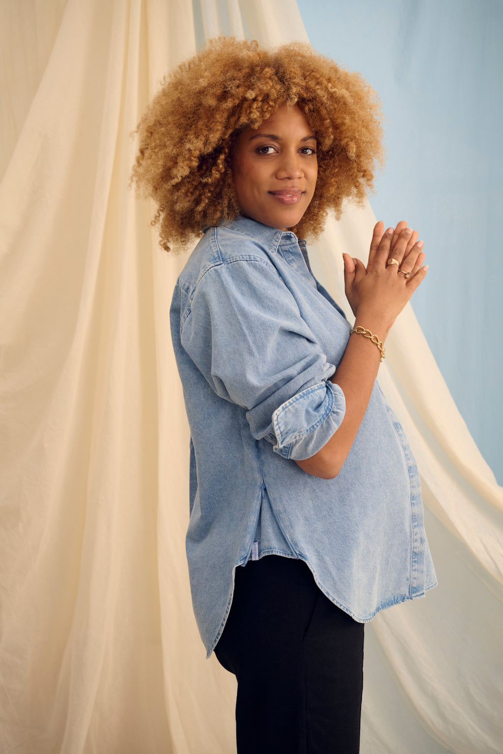 The Shirt Light Denim – Chemise de grossesse oversize – 100 % coton – Zips invisibles – Atelier Melon