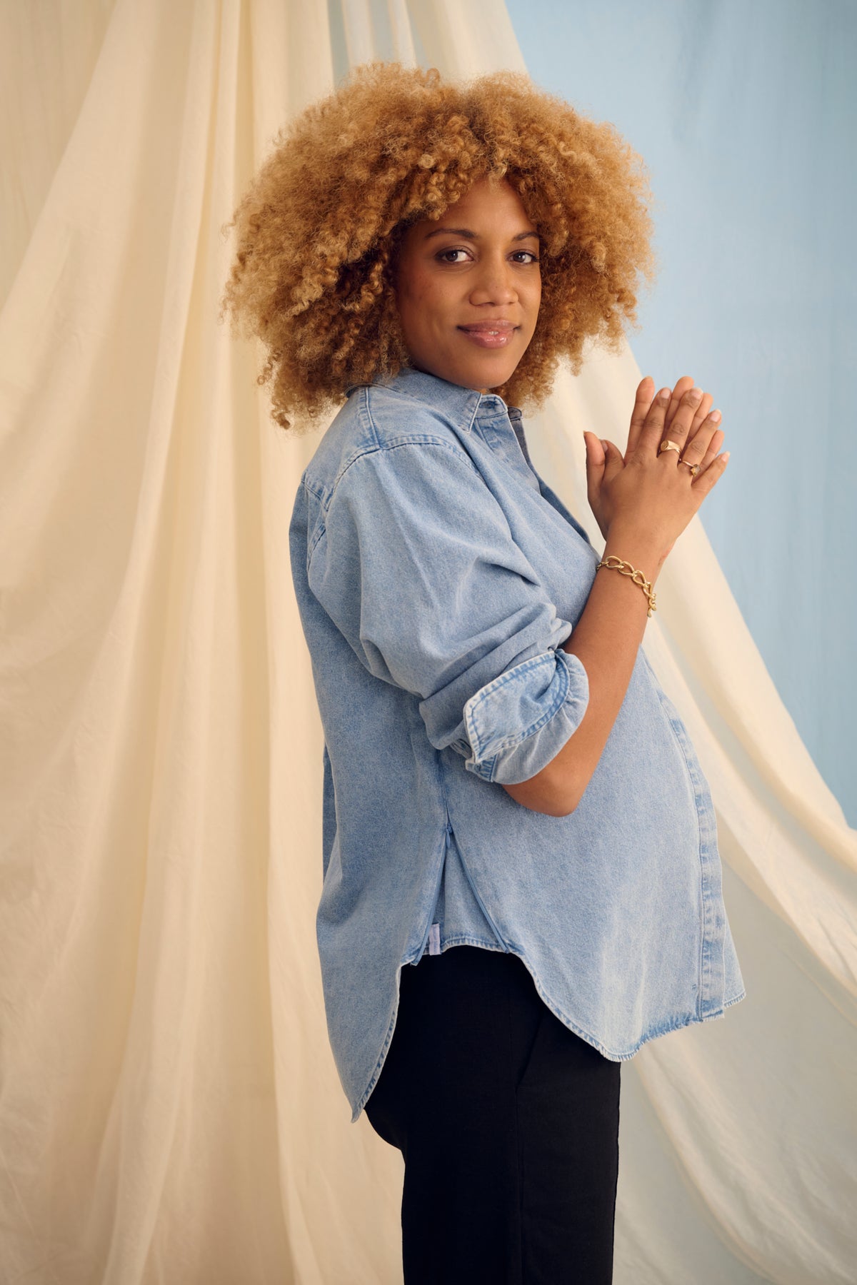 The Shirt Light Denim – Chemise de grossesse oversize – 100 % coton – Zips invisibles – Atelier Melon