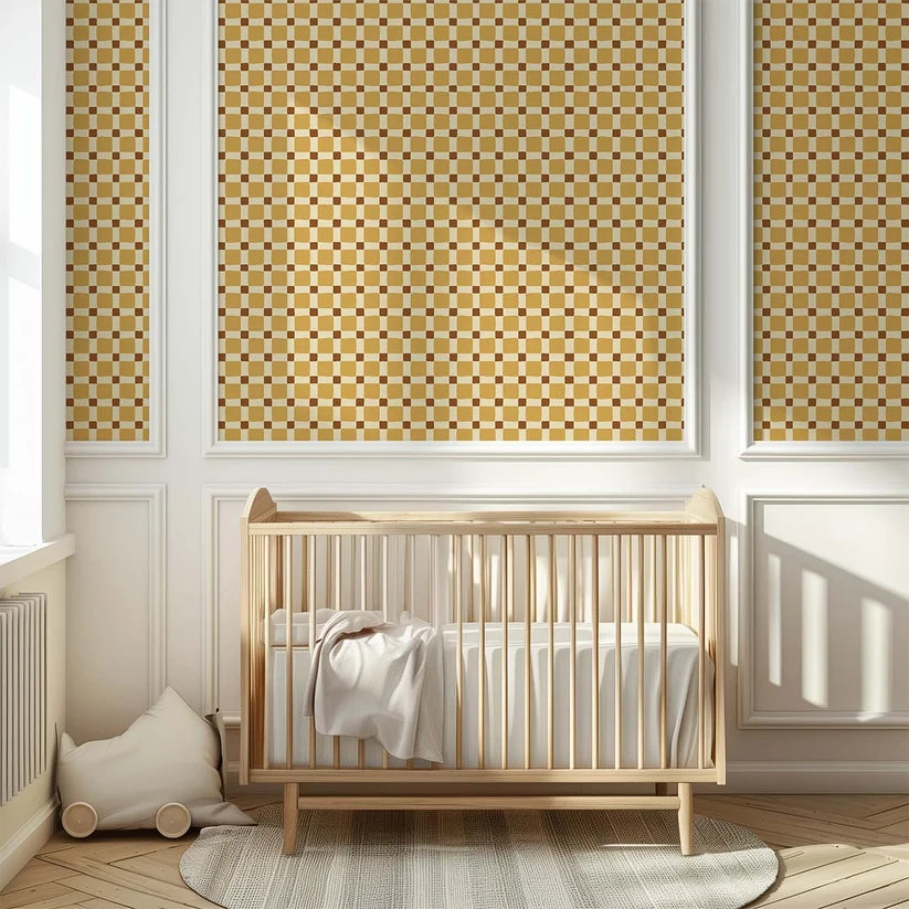 Geblokt Quilt Okergeel – Atelier Chien: Tapete in einem Kinderzimmer mit Holzgitterbett.