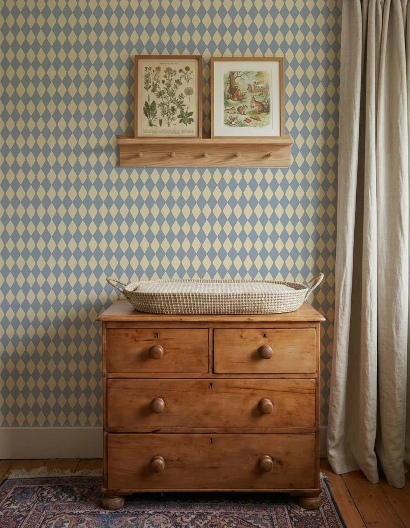 Harlekijn Lichtblauw – Speels ruitpatroon op duurzaam vliesbehang – Atelier Chien