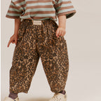 Emerson Leopard Trouser – Pantalon oversize léopard – 100 % coton biologique – Claude & Co