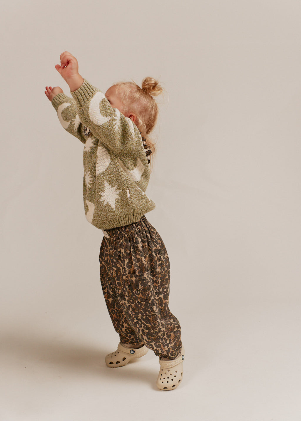 Moon & Stars Sweater Matcha – 100% Bio-Baumwolle – Claude & Co