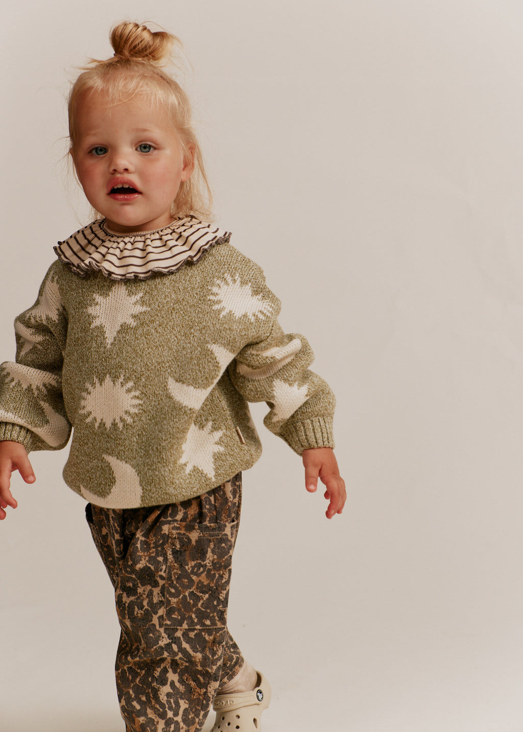 Moon & Stars Sweater Matcha – 100% Bio-Baumwolle – Claude & Co