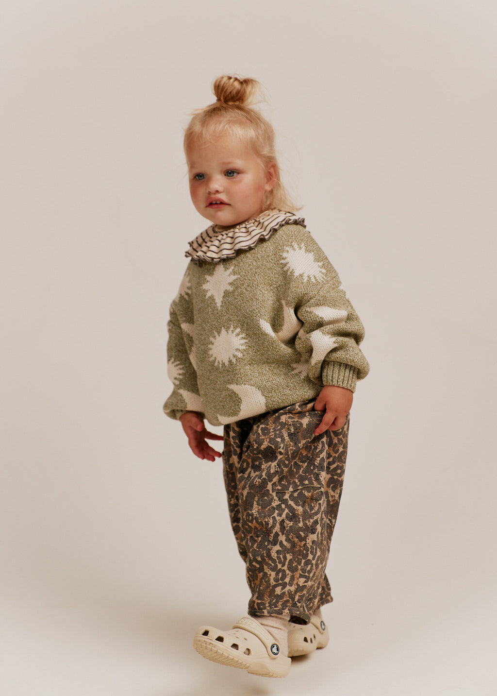 Moon & Stars Sweater Matcha – 100% Bio-Baumwolle – Claude & Co