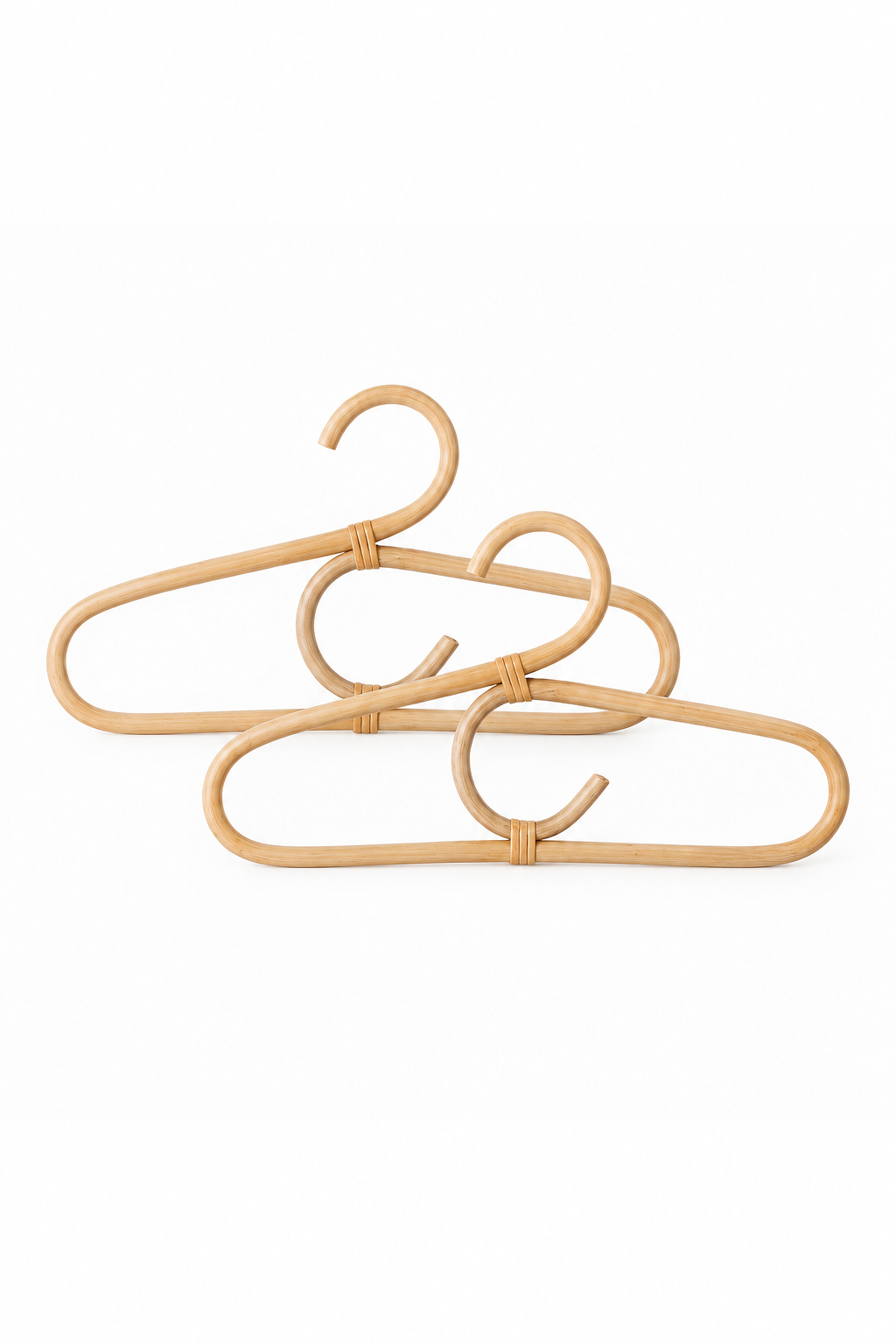 Aranya Hanger Nature – Bloomingville MINI : deux cintres sur fond blanc.