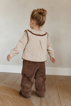 Gilet doorgestikt met kant - Sand Flower Print - Katoen - Copenhagen Colors - sfeerbeeld meisje achterkant