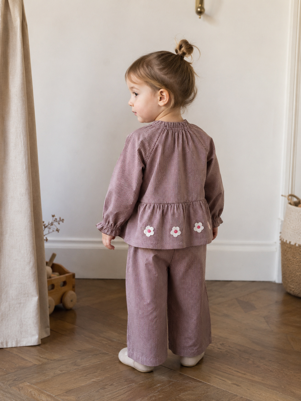 Geruite broek - Winter Rose Check Comb - 100% biologisch katoen - Copenhagen Colors - achterkant meisje sfeerbeeld