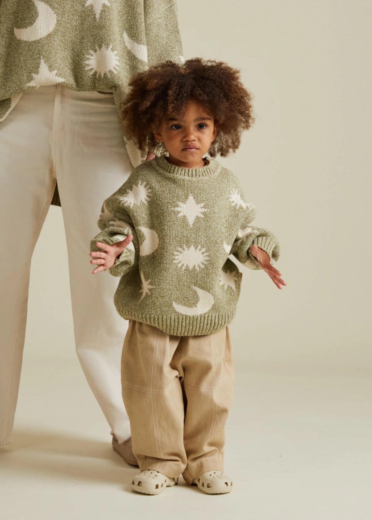 Moon & Stars Sweater Matcha – 100% Bio-Baumwolle – Claude & Co