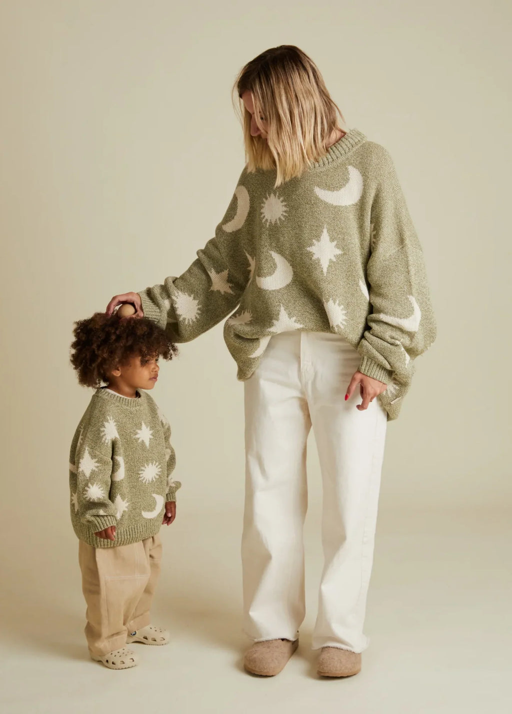 Moon & Stars Sweater Matcha – 100% Bio-Baumwolle – Claude & Co
