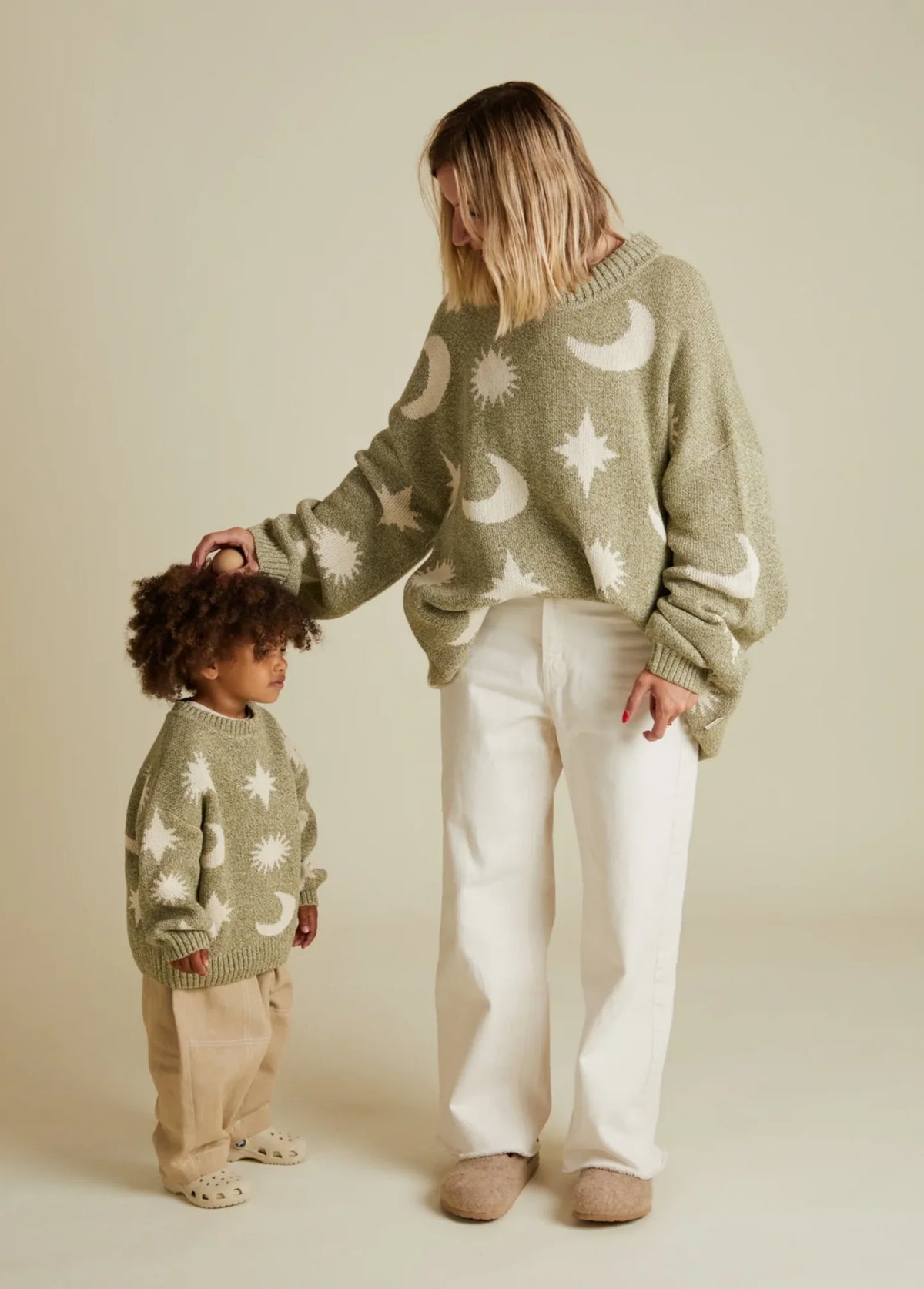Moon & Stars Sweater Matcha – 100% Bio-Baumwolle – Claude & Co