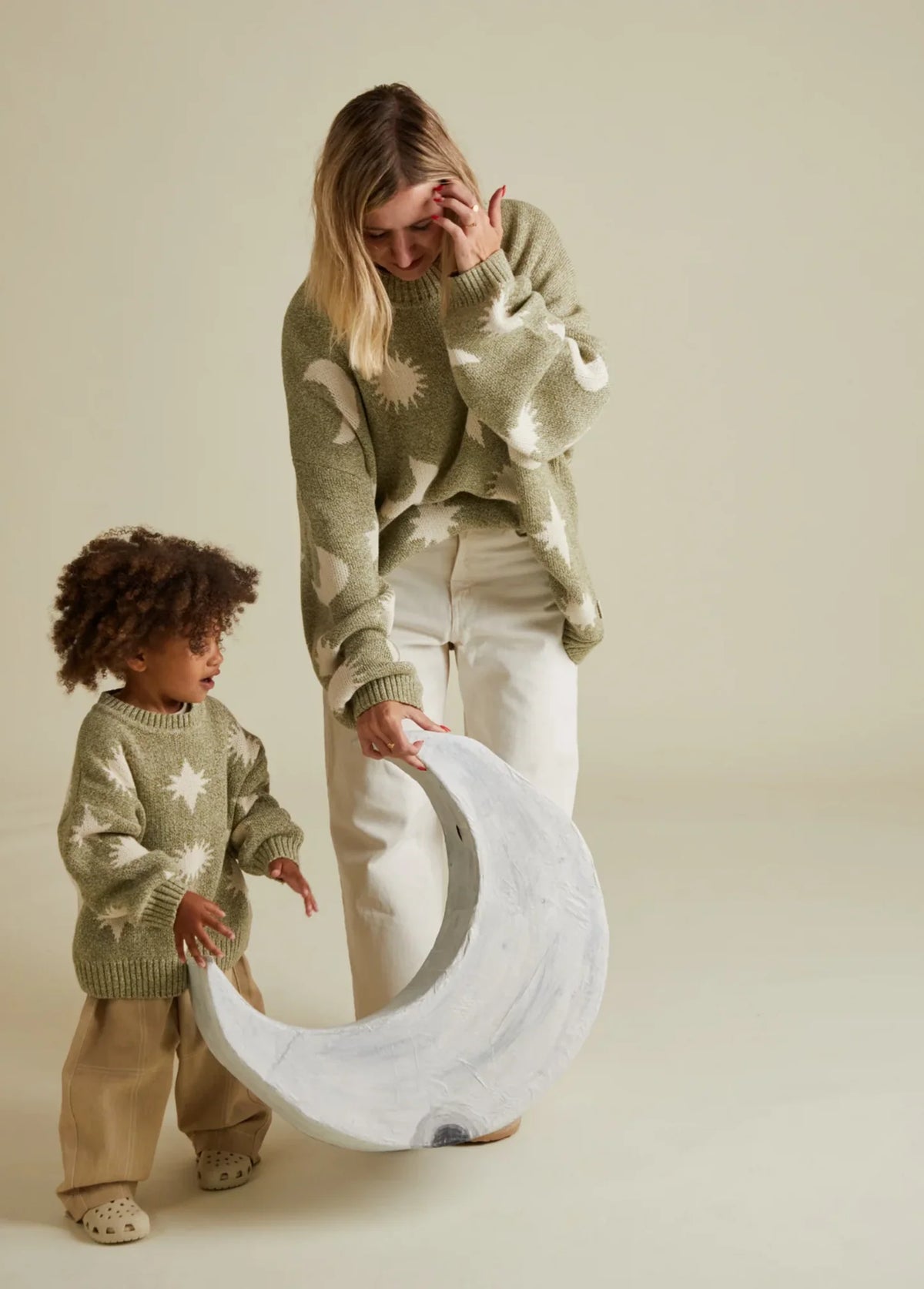 Moon & Stars Sweater Matcha – 100% Bio-Baumwolle – Claude & Co