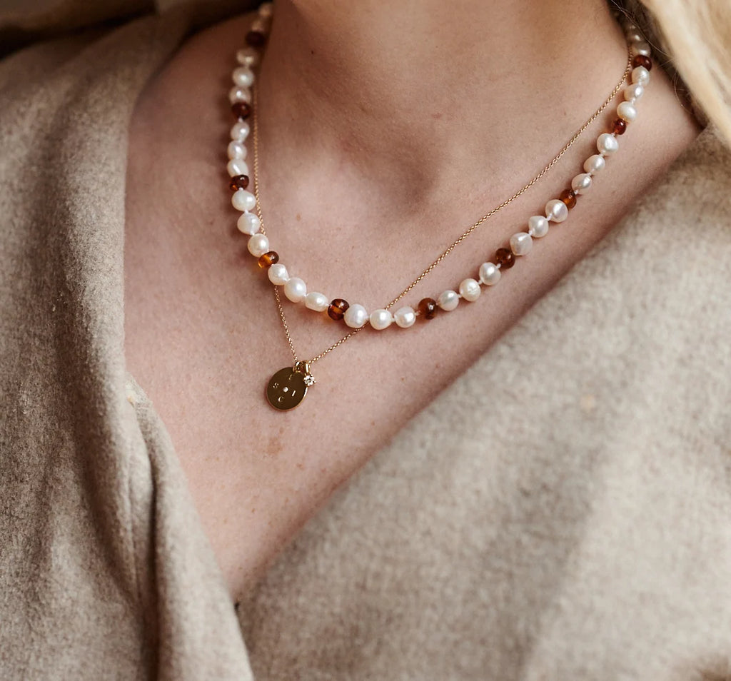 Pearly Caramel Adult Necklace – Collier femme avec perles d'eau douce et ambre caramel – Nirrimis