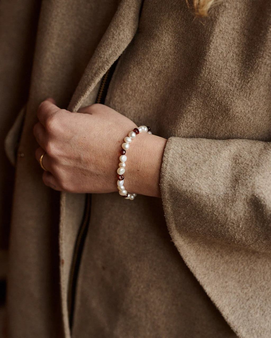 Pearly Caramel Bracelet – Damenarmband mit Süßwasserperlen und karamellfarbenem Bernstein – Nirrimis