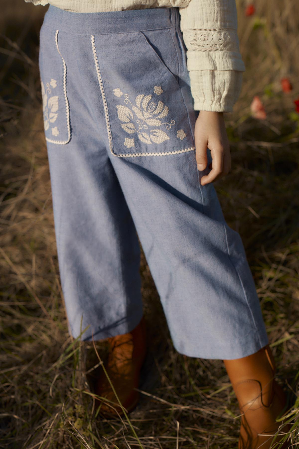 Broek Flofi met borduursels - Biologisch katoen - Light Blue - Louise Misha