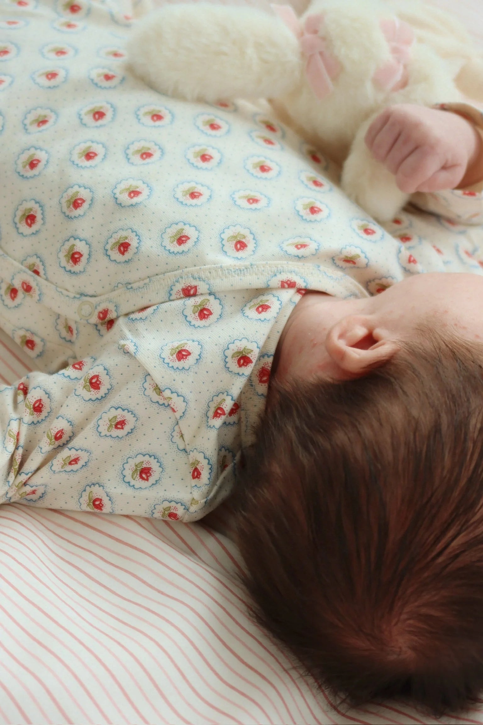 Basic Newborn Onesie - Mirage - Overslag Boxpakje - Biologisch Katoen - GOTS - Konges Sløjd - close up