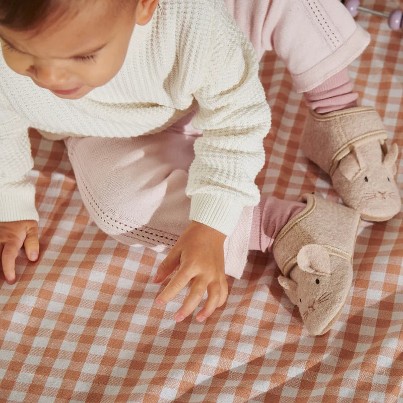 Mouse Wool Slippers – Chaussons pour enfant en laine avec semelle en suède – MELTON : gros plan sur un enfant portant les chaussons.