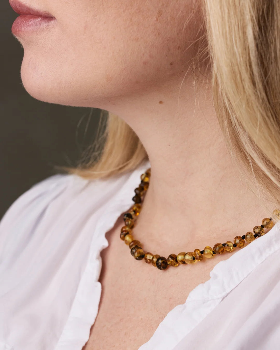 Green Amber Adult Necklace – Collier femme en ambre de la Baltique vert poli – Nirrimis