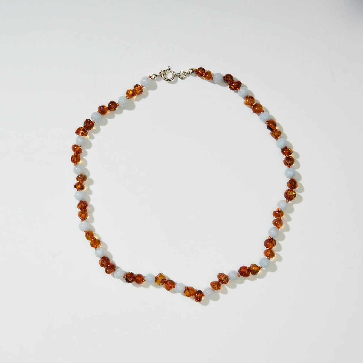 Regn Adult Necklace – Damenhalskette aus Caramel-Bernstein und blauem Aquamarin – Nirrimis
