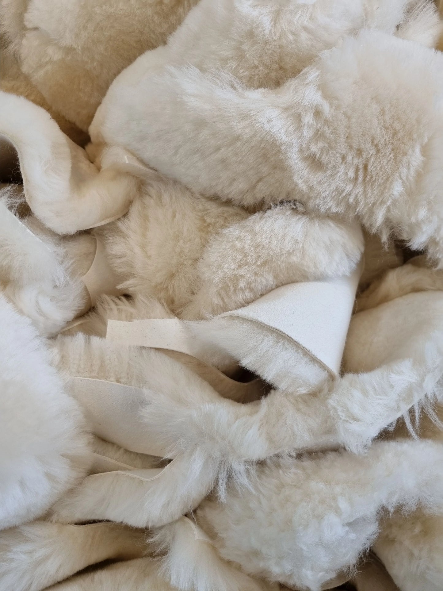 Lammfell für LEVO Babywippe – 100 % Merino Lammfell – Charlie Crane x Binibamba