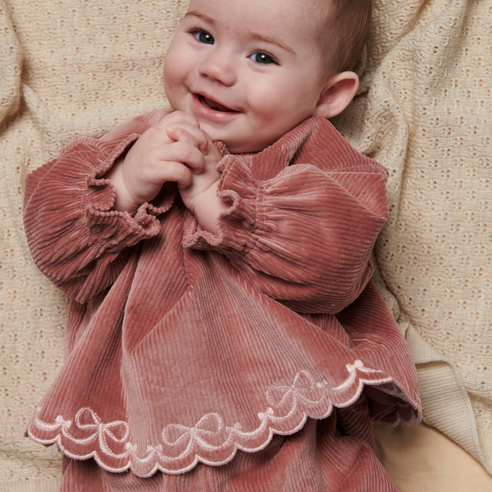 Corduroy baby set met borduursel - Winter Rose - Biologisch katoen - Copenhagen Colors - close up met baby