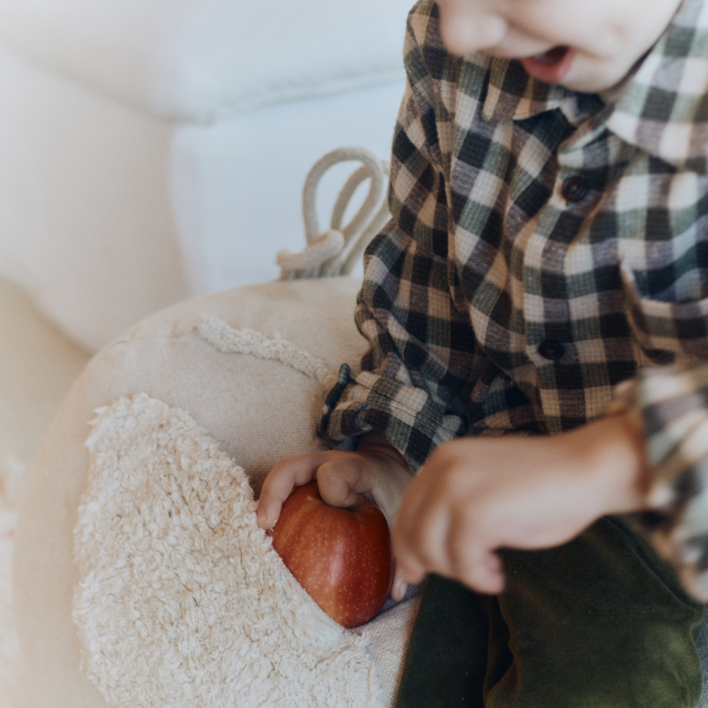 Pouf Chicken - Kinderpoef Mamma Chicken - 60 × 40 × 44 cm - Lorena Canals - lifestyle - afbeelding 6